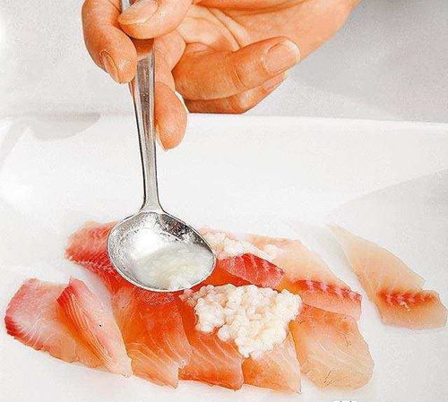 橄欖蒜香鹽麴沾醬佐白肉魚 醬汁咸香回甘，襯托魚肉本真清甜